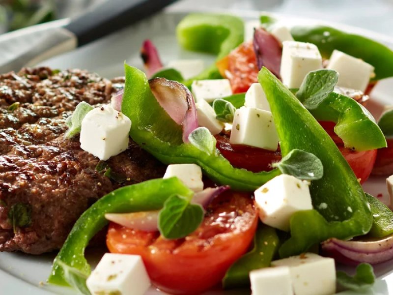 Hakkebøffer og grillet græsk salat - Er der noget så dejligt og dog så nemt som en hakkebøf - her krydret med en g...