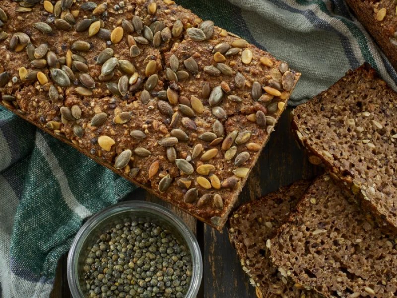 Rugbrød med linser - Rugbrød er en klassiker i de fleste danske hjem, og hjemmebagt rugbrød er eks...