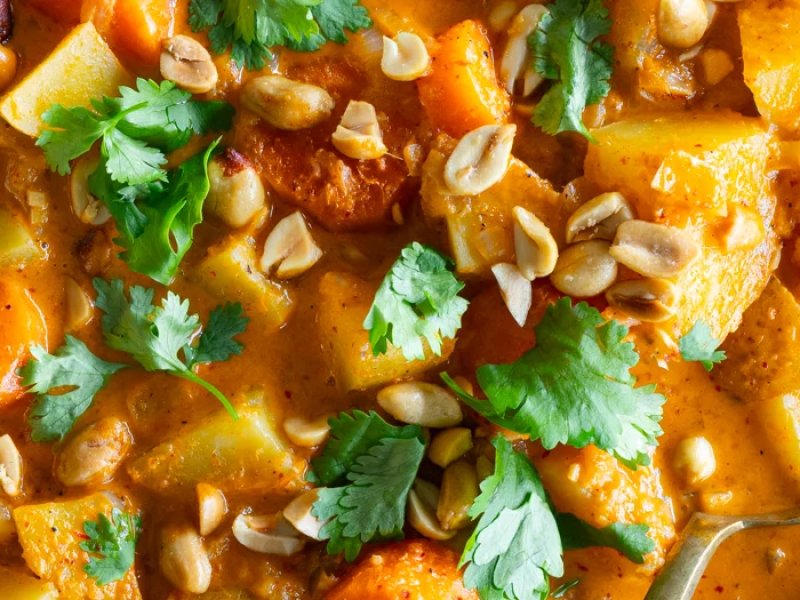 Massaman curry  - Massaman Curry er en cremet og aromatisk thailandsk kartoffel-curry med kokos...