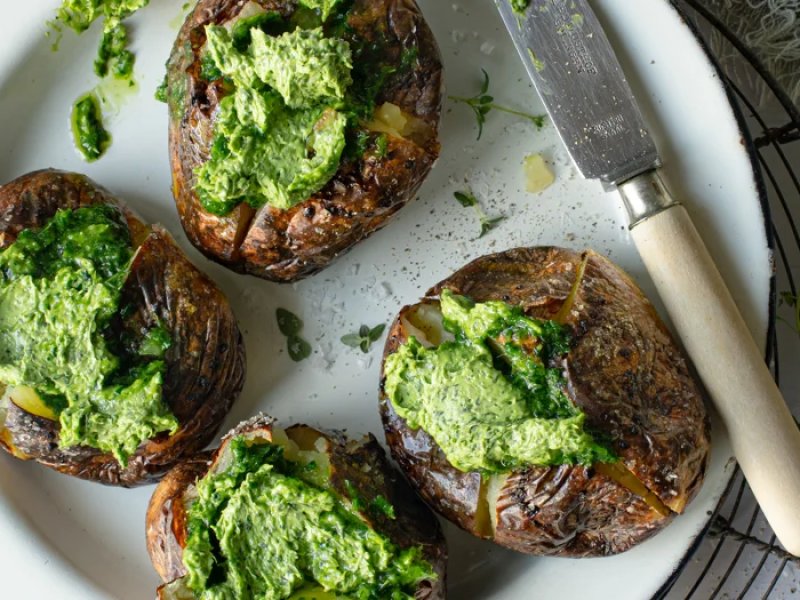 Bagekartoffel i airfryer - Bagekartofler i airfryer er super simpelt og lækkert tilbehør til mange forsk...