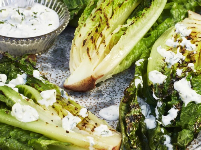 Grillet romainesalat med blåskimmeldressing - Salaten får en herlig røget grillsmag efter en hurtig tur på grillen. Smager ...