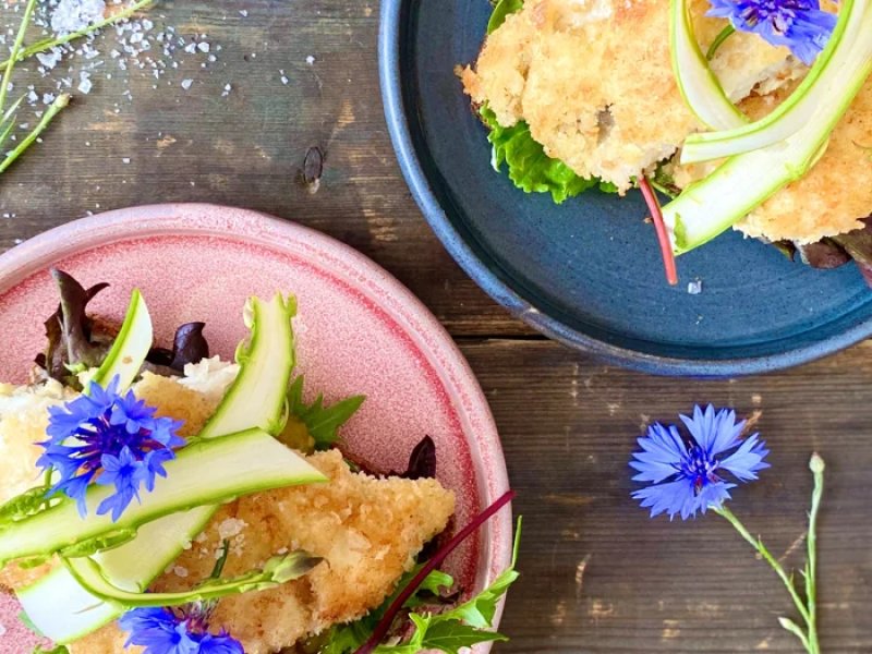 Smørrebrød med paneret fisk - Selvom  man kan nyde smørrebrød hele året, så er dettte stykke ekstra lækkert...