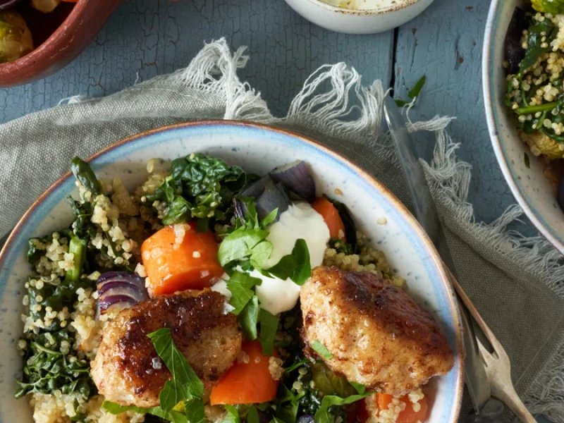 Quinoa bowl med kyllingedeller  - Her er opskriften på en skøn hverdagsret med kyllingefrikadeller, quinoa og b...