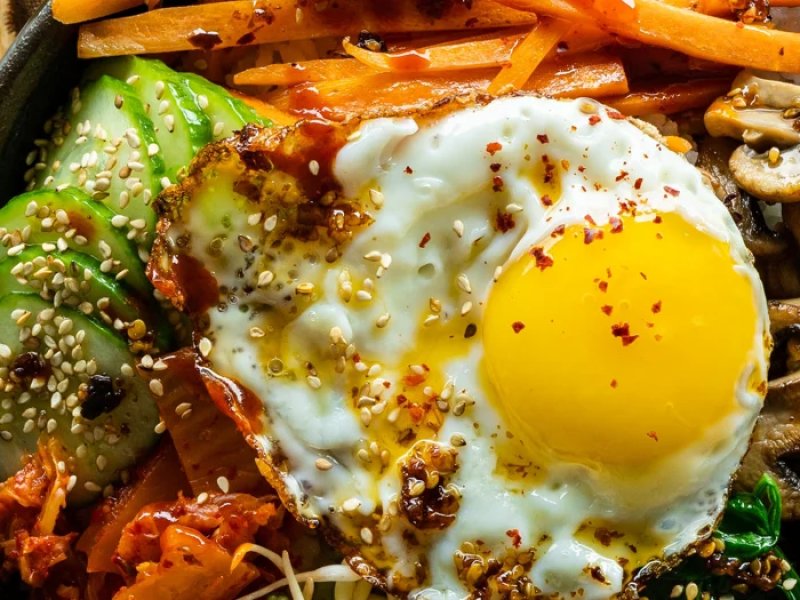 Bibimbap - Bibimbap er en klassisk koreansk ret, hvor kogte ris serveres i en skål som b...