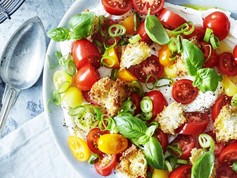 Cremet dip med tomatsalat  - Tomatsalat er en forfriskende og velsmagende forret, tilbehør eller snack, so...