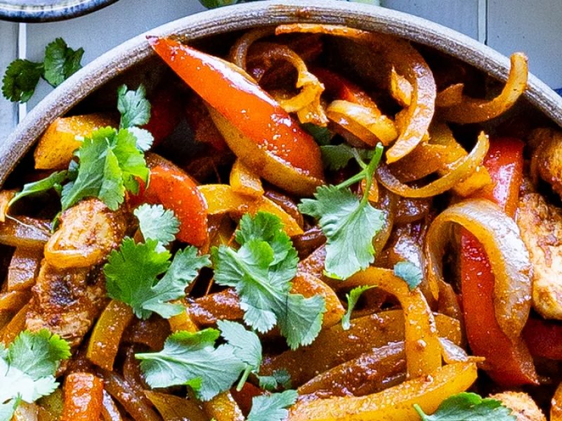 Kyllingefajitas med peberfrugter og løg - Fajitas er en velkendt ret i det mexicanske køkken. Det er strimler af kød, p...