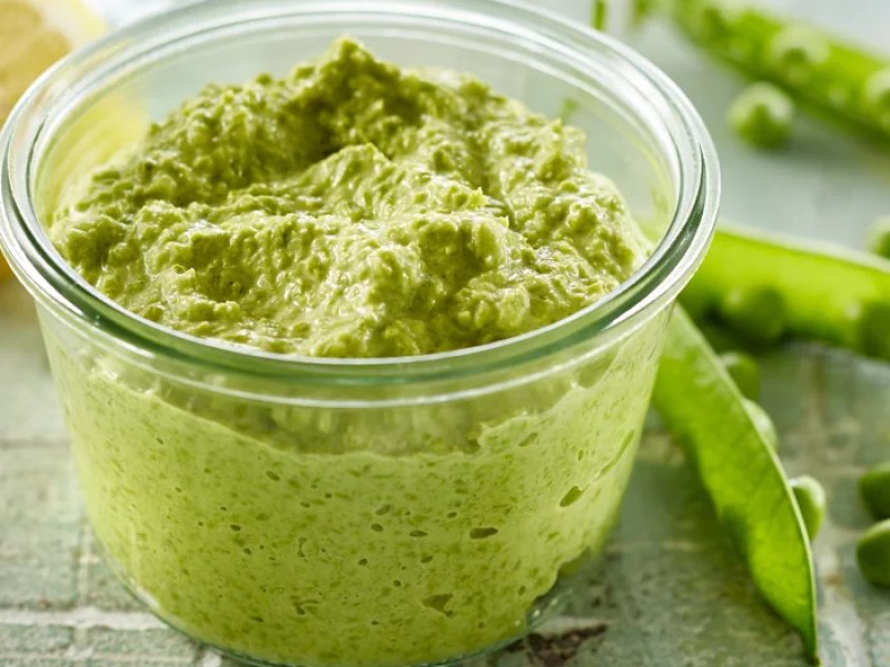 Grøn ærtehummus - Der er virkelig knald på farven i denne skønne ærtehummus! Et lækkert alterna...