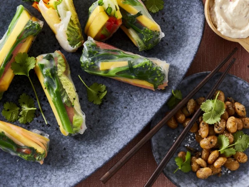 Friske forårsruller og stegte butterbeans - Saftige friske forårsruller, også kaldet vietnamesiske forårsruller, er virke...