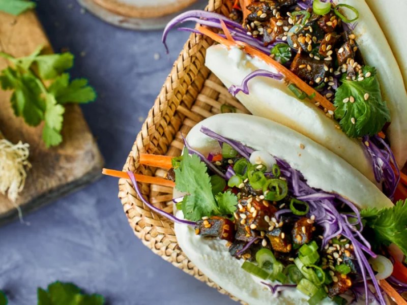 Bao buns med chilistegte svampe - De dampede asiatiske brød er både lette og luftige. Bao buns passer perfekt s...