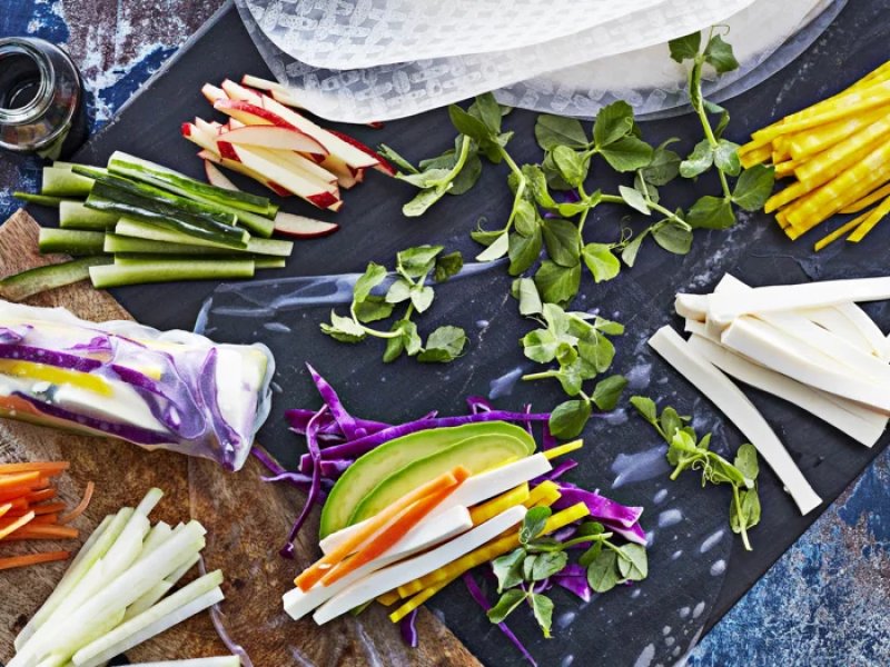 Vegetariske rispapirruller  - Sprød, lækker og let aftensmad, der samler hele familien til et sjovt måltid. 