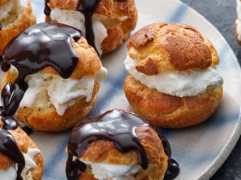 Profiteroles - Profiteroles er små fyldte vandbakkelser. I vores opskrift er det profiterole...