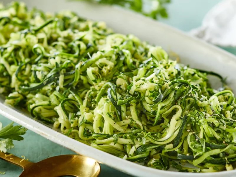 Squashpasta - Squashpasta er helt enkelt strimlet squash, der kan spises rå, blancheret ell...