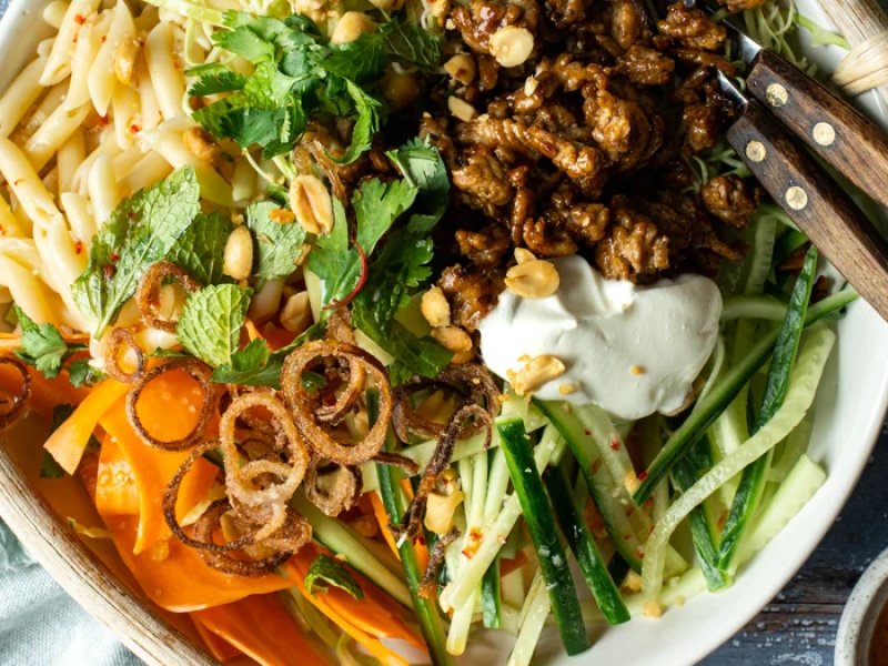 Vietnamesisk pastasalat - Nem og lækker pastasalat med inspiration fra det vietnamesiske køkken. Hvis d...