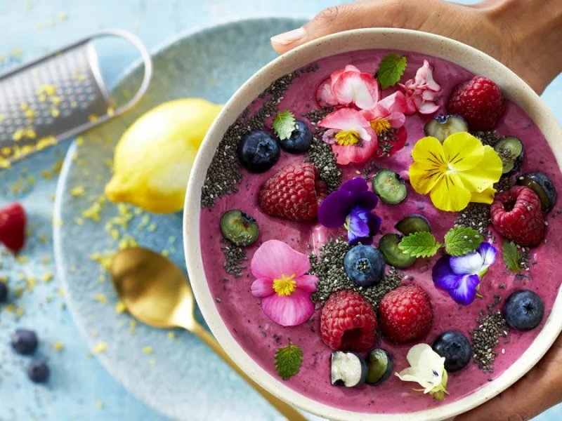 Smoothie bowl med skyr, skovbær og chiafrø - Smoothie bowl med skovbær - lækkert til morgenmad eller som et let mellemmåltid.