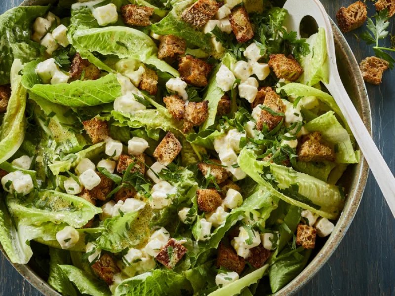 Lune ostetern i grønt - Lune ostetern i grønt er en lynhurtig salat, der både er sprød og lun på samm...
