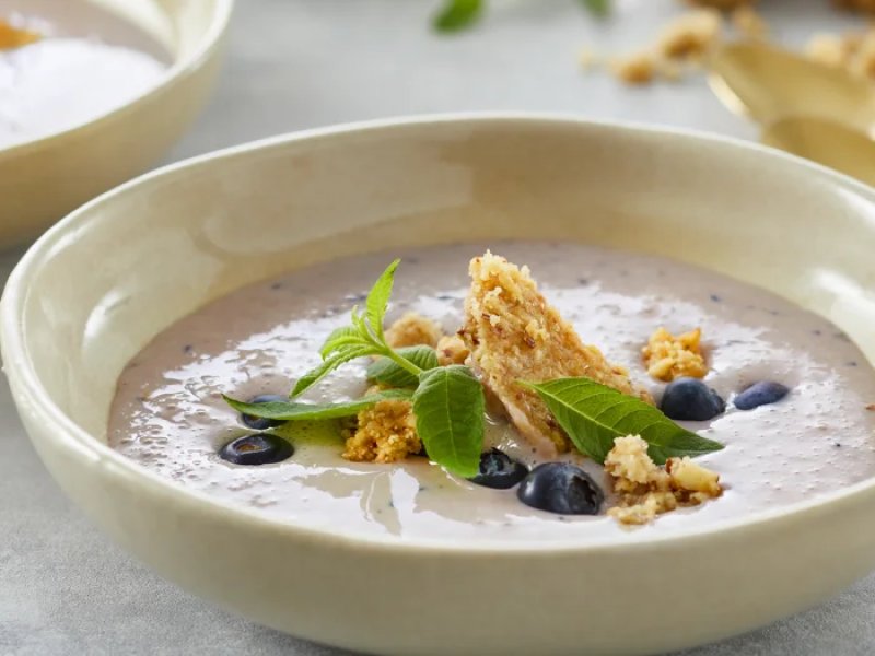 Blåbærkoldskål med kefir og salte mandelkammerjunkere - Koldskål er super lækkert og smager i den grad af dansk sommer. Her en skøn v...