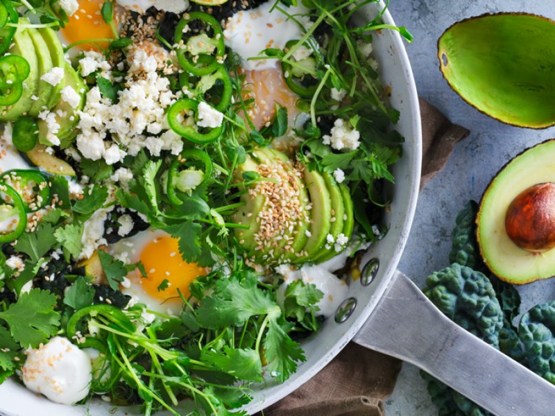 Grøn shakshuka - Den klassiske shakshuka er en krydret tomatsauce som æggene pocheres i. I den...