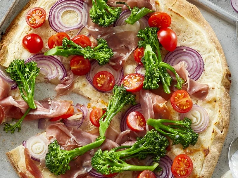 Pizza med skinke og grønt - Pizza med skinke og grønt er færdigkøbte pizzabunde, der smøres med smagssat ...