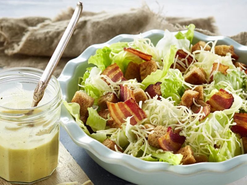 Ostesalat - En fransk inspireret salat, som indeholder ost, bacon, croutoner og en skøn s...