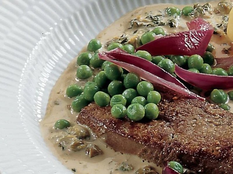 Stegt lever med kaperssauce - Stegt kalvelever når det er bedst. Helt enkelt - stegt i skiver og serveret m...