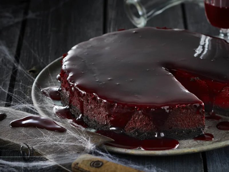Halloween cheesecake - Skræmmende lækker halloween cheesecake med sort kiksebund og mørk chokolade g...