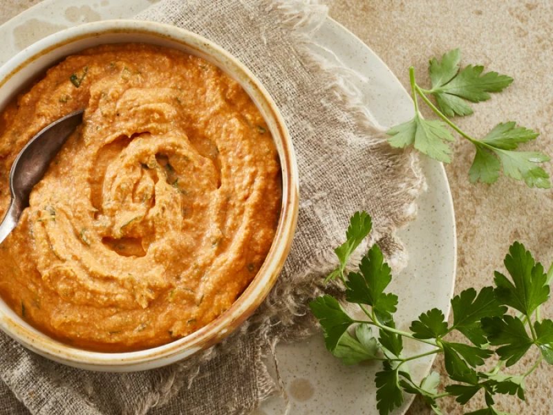 Haydari - tyrkisk inspireret dip - Haydari er en krydret tyrkisk inspireret dip med grillede peberfrugter og sal...