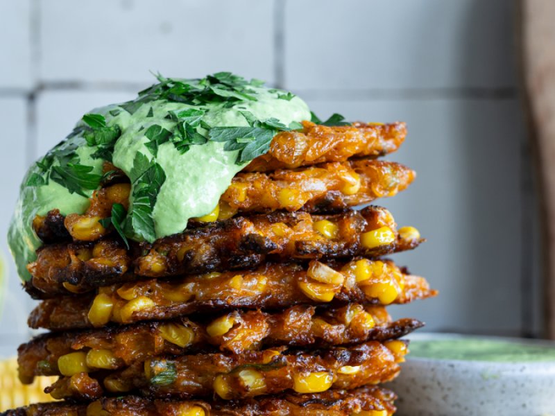 Sprøde majs fritters - Sprøde majs fritters – nemme vegetariske deller med smag af sommer. Leder du ...