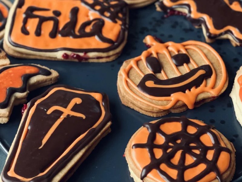 Halloween hindbærsnitter - En helt almindelig hindbærsnitte kan nemt forvandles til (u)hyggelige bordkor...