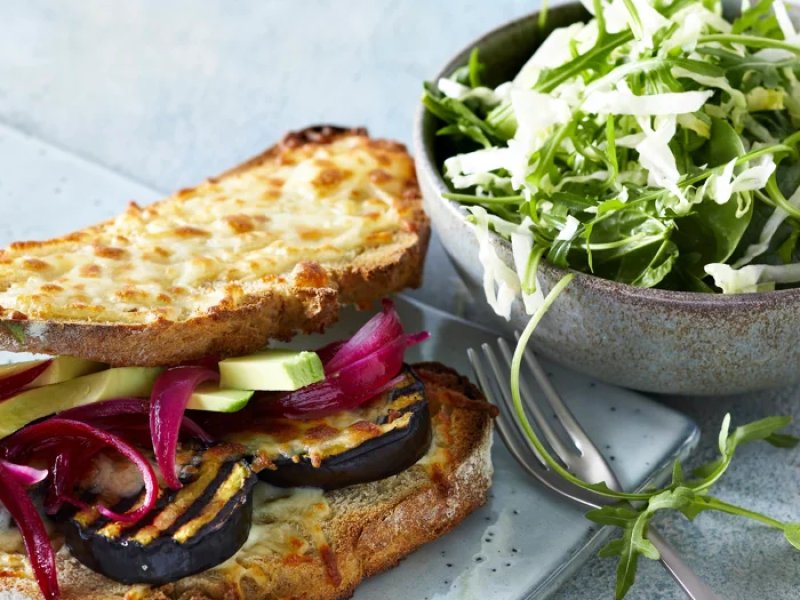 Veggetoast - Sæt tænderne i denne saftige toast med ost og avocado. Fyldt med grøntsager, ...