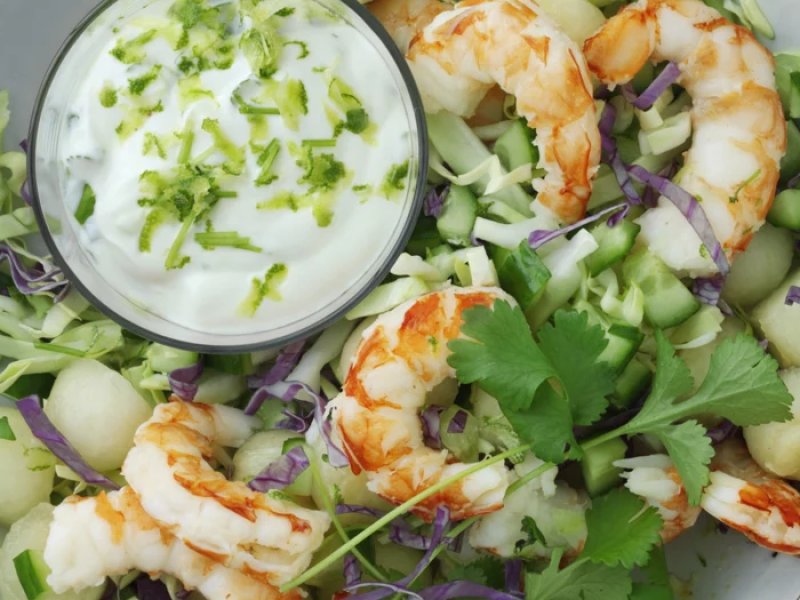 Salat med rejer og lime- og korianderdressing - Saftig og sprød salat med store lækre rejer og en skøn limedressing. 