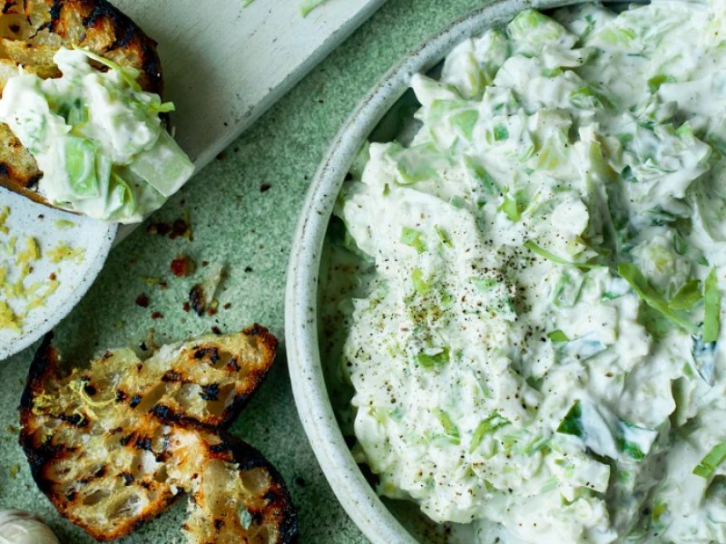 Spidskål tzatziki - Smagen af spidskål tzatziki læner sig meget op af den traditionelle tzatziki,...