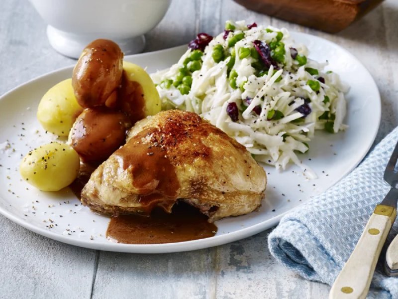 Stegt kylling med brun sauce og grov mormorsalat - Den nemme version af kyllingesteg, men hvor vi kun bruger overlår. Lårene giv...