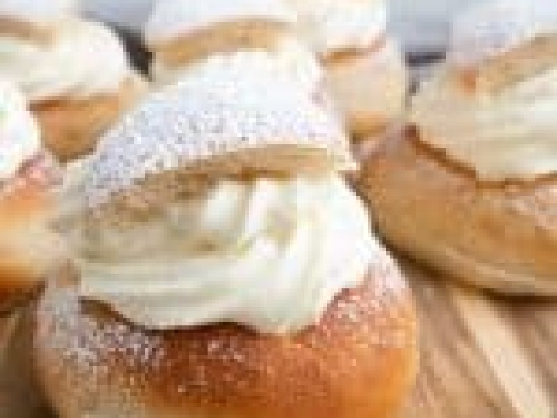 Semlor  - Nem opskrift på de svenske fastelavnsboller, semlor. De bliver skåret over i ...