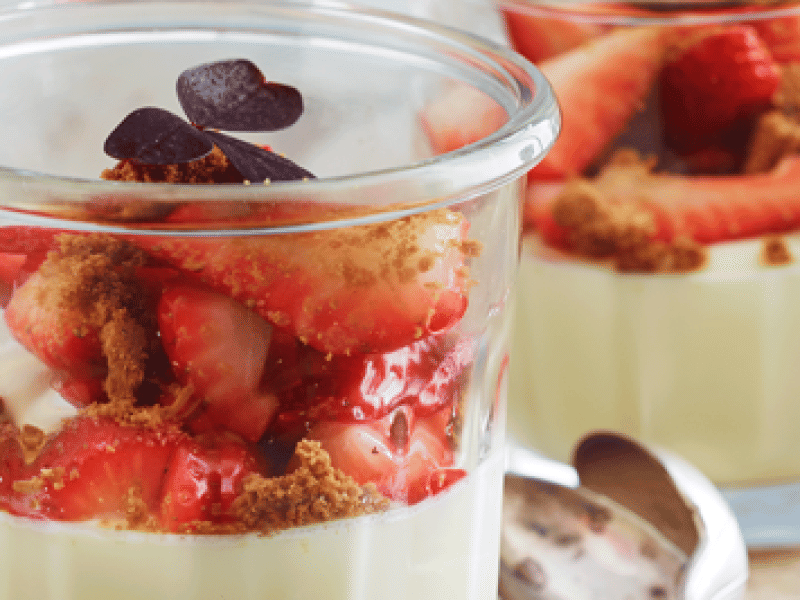 Kærnemælkscreme med jordbær og kanelcrunch - Super lækker dessert med kærnemælkscreme med et hint af citron, toppet med fr...