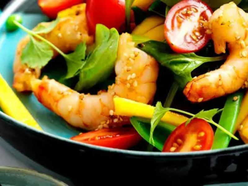 Asiatisk salat med tigerrejer, mango og sesamdressing - Lækker asiatiskinspireret salat er fyldt med lækre ingredienser, bl.a. marine...