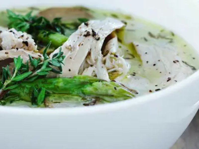 Kyllingesuppe med asparges - Lækker kyllingesuppe lavet fra bunden af - kogt på kyllingeskrog. Suppen er m...