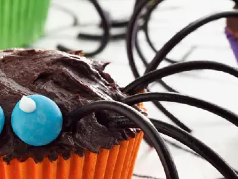 Edderkoppekager - Edderkoppe-cupcakes med banandej og kakaofrosting, pyntet med lakridssnørre. ...