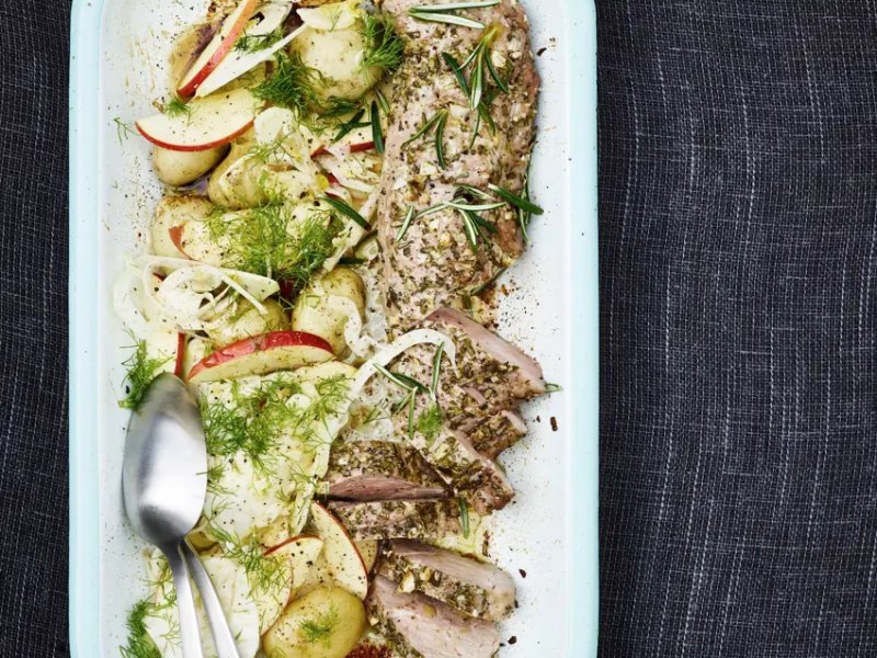Krydret svinemørbrad og kartoffelsalat med fennikel og æble - Svinemørbrad i krydderolie med bl.a. rosmarin og hvidløg og kartoffelsalat me...