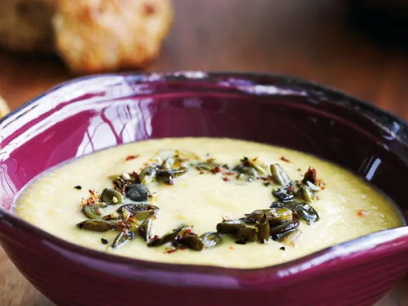Økologisk jordskokkesuppe med friteret porre - Blendet jordskoksuppe med fløde, serveret med sprød friteret porre