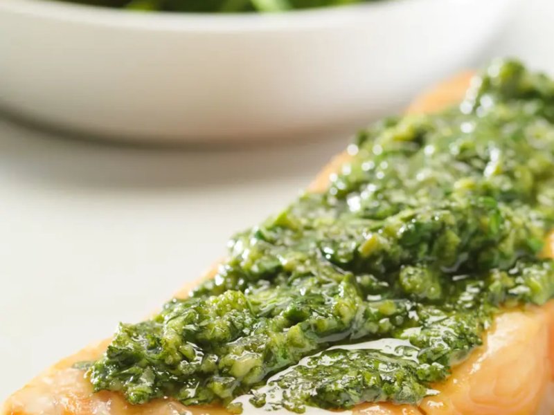 Laks med grøn pesto - Laksefileter med hjemmelavet basilikumspesto. Servér med grøn salat, nybælged...