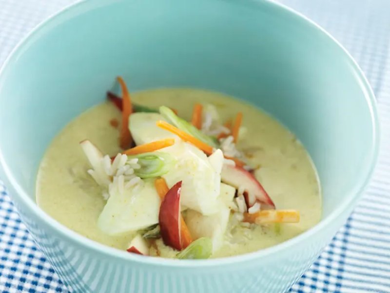 Fyldig suppe med ising - Fyldig suppe med løg, hvidløg, gulerod, karry, kokosmælk, æblestykker, ising ...