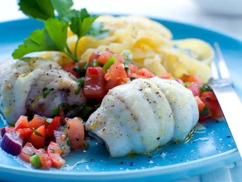 Hvidvinsdampet skrubbe med tomatsalsa - Hvidvinsdampet skrubbe i ovn med tomatsalsa, lavet på tomater med peberfrugt,...