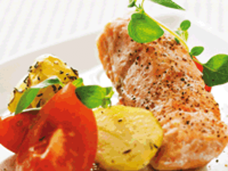 Fisk på grill med små kartofler, tomater og citron - Laks på grill i et fad eller en bakke sammen med tomater og citron serveret m...