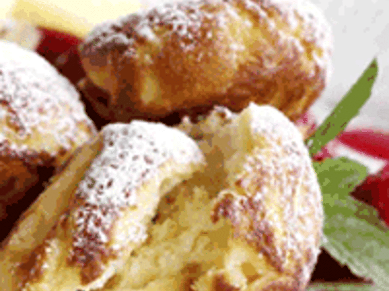 Lækre æbleskiver med råsyltede hindbær - Gammeldags æbleskriver med råsyltede hindbær og sprød æblesalat. Perfekt til ...