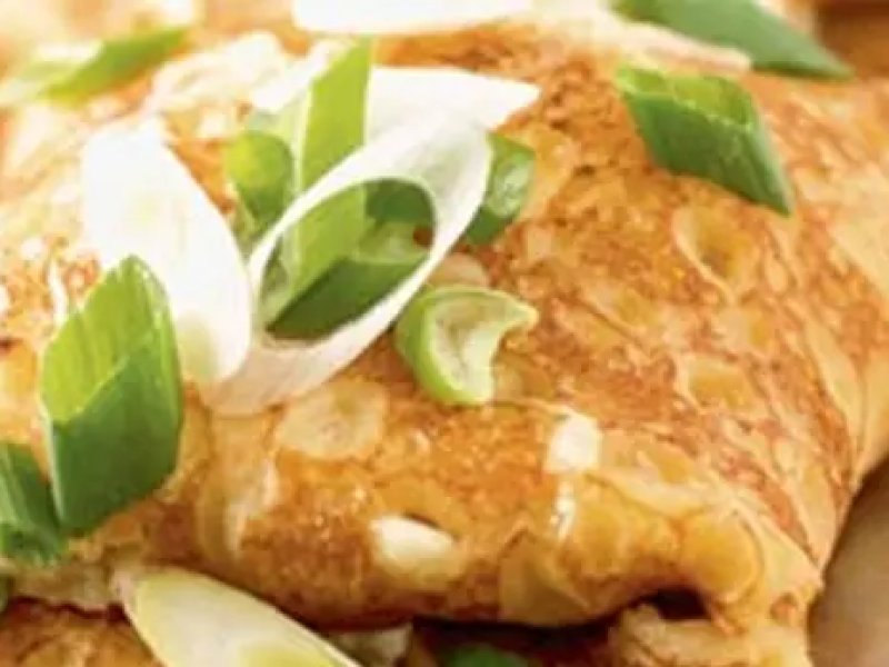 Crêpes med ost og forårsløg - Velsmagende crêpes hvor fyldet består af hytteost, parmesan, yoghurt og krydr...