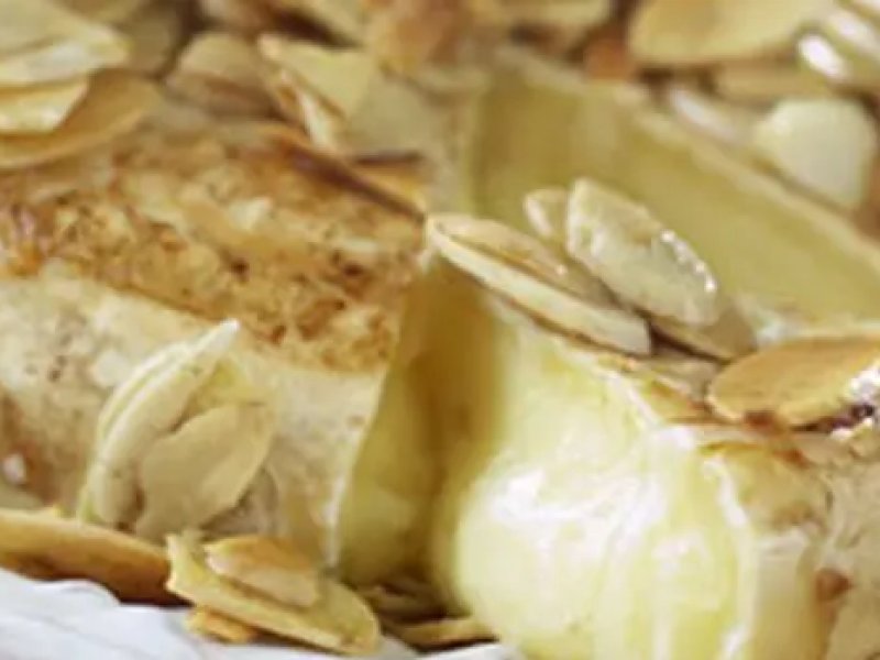Bagt brie med mandelflager - Bagt brie med mandelflager. Serveret med brød og druer er det en perfekt lill...