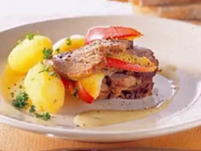 Kalvesteg med sennep og limesauce - Simrestegt kalvesteg med sennep/limesauce, stegte æbler og kartofler. Lækkert...