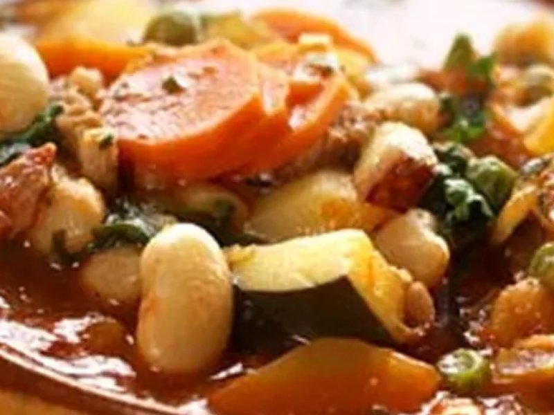 Minestrone med svinekød og grøntsager - Minestrone er en suppe som kan laves vegetarisk. Her er den med svinekød og g...