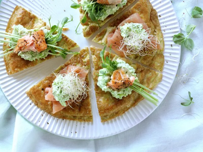 Omelet med to slags laks og spirer - Omelet med lækker edamamemos, varmrøget laks og friske, sprøde lucernespirer....