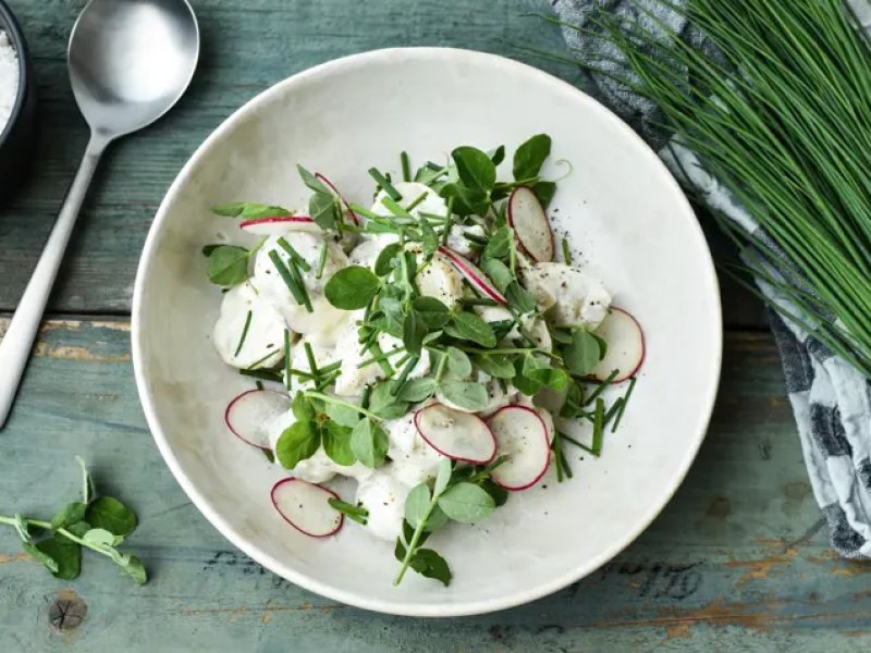 Kartoffelsalat med rygeost og radiser - Klassiker til sommerens grill – rygeost giver salaten ekstra kant og fyldig smag